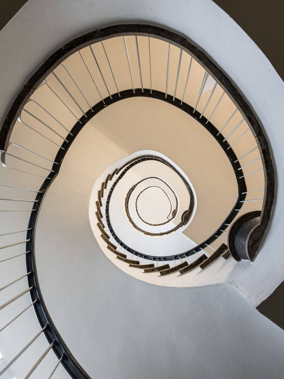 Stylish spiral staircase in a Hamburg office, showcasing modern architectural design.