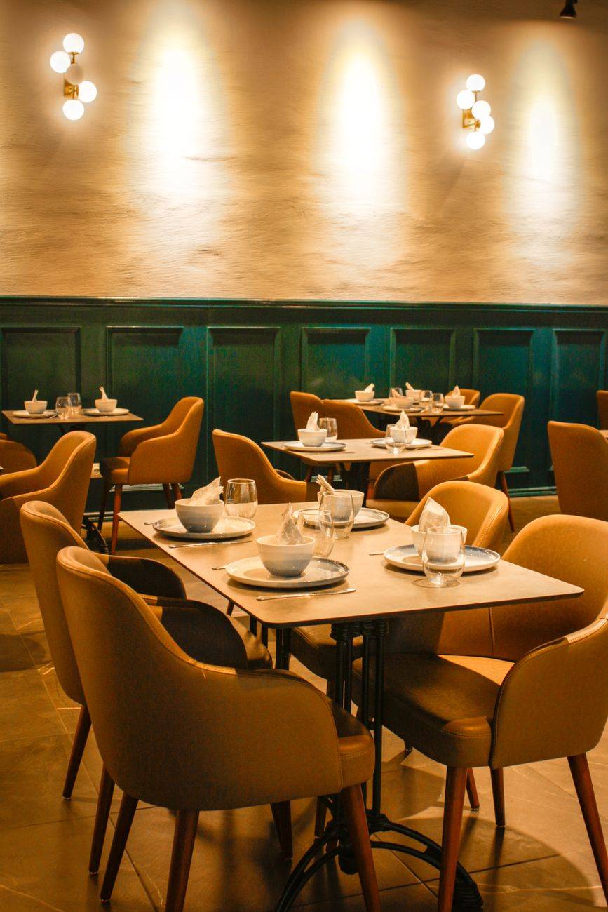 Stylish interior of a modern restaurant in Oran with warm lighting and comfortable seating.